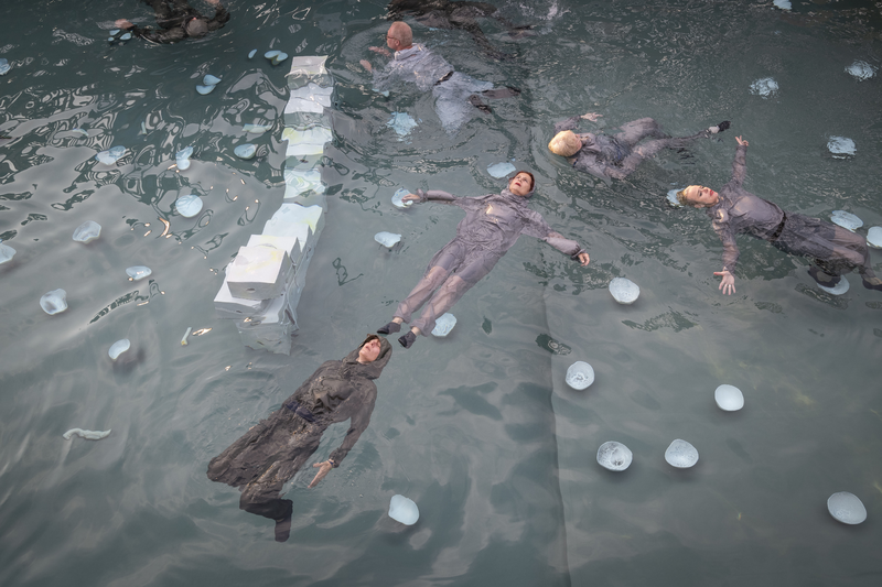 01_Lina_Lapelyte_What_Happens_with_a_Dead_Fish._Photo_Bea_Borgers