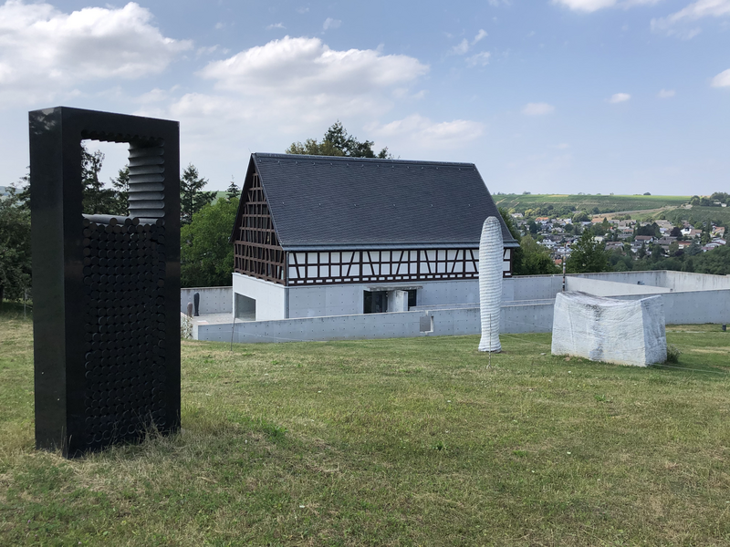 Steinskulpturen Museum, Vordergrund ein  Säulengitter aus schwarzer Afrikanischer Granit, 2001. Hintergund Support des Reves,  2x Carara Marmor, 1992-1996,  foto Etienne Boileau