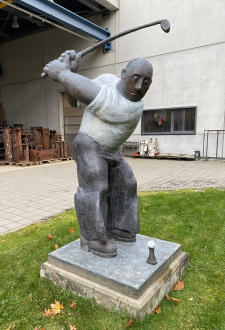 Anna Bogouchevskaia: Großer Golfer (Large golf player), 2001, Bronze (200 × 98 × 98 cm), view at the courtyard NOACK foundry Berlin
