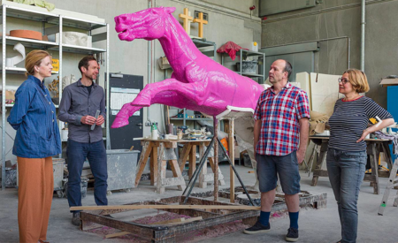 Noack Foundry Team: Isabella Greenberg, Peer Kulenkampff, Hermann Noack IV, Anna Bogouchevskaia (f.l.t.r.), artwork by John Isaacs. Photo: Roman März
