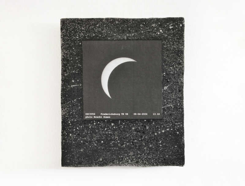 2024 April 8 13.18 TSE Fredericksburg TX USA 24x20x2 cm black