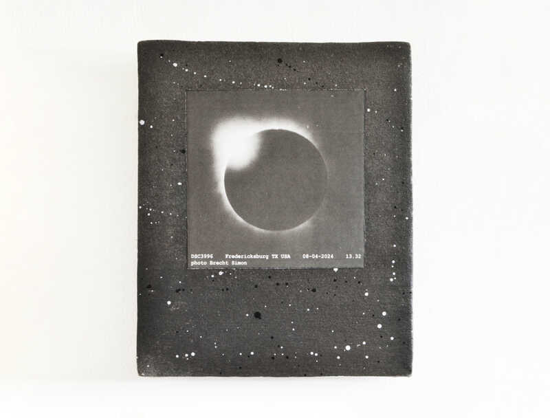 2024 April 8 13.32 TSE Fredericksburg TX USA 24x20x2 cm black