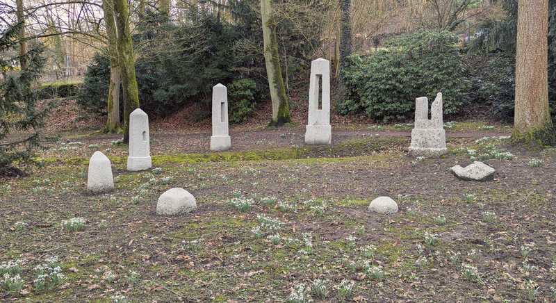 Der Stelenkreis im Stillen Park von Langenberg