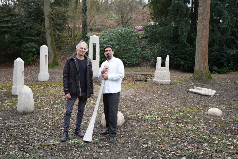Marvin und Martin im Stelenkreis 1 Foto von Jana Turek
