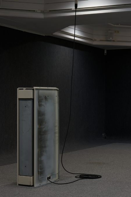 Yoora Parks, Conditioner, 2021, Installationsansicht<br />Städtisches Museum Wesel, 2021, Heizelement, Verstärker, Schallwandler, MDF Platte, Klaviersaiten, Glocken, Audiodatei, 110 x 20 x 60 cm, Courtesy die Künstlerin, Foto: Ludwig Kuffer