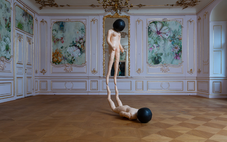 Kateřina Vincourová: One With the Other (Eins mit dem anderen), 2006, aufblasbare Puppen, Füllmaterial, schwarze Bälle, 320 x 300 x 60 cm, Courtesy COLLETT Prague | Munich, Foto: Waldemar Brzezinski