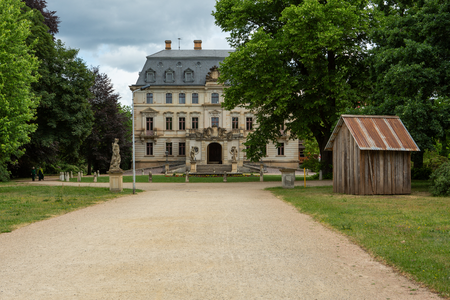 Ulrich Vogl: Die launische Forelle (Ausschnitt rechts), 2026, ortsspezifische Installation im Außenraum, Holz, selbstspielendes Klavier, Möbel, Hausrat, Bücher, Stromanschluss, Länge: 225 / Breite: 245 / Höhe: 370 cm, Courtesy the artist,<br />Foto: Waldemar Brzezinski