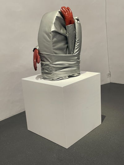 Mariuccia Secol, Der Schrei, 1971, Schaumgummi, Kunststoff, Gummihandschuhe, 69 x 43 x 38 cm