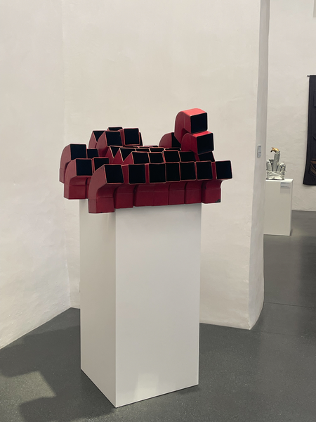 Mariuccia Secol, Instrumente mit vielen Mündungen (eng. Instruments with Multiple Mouthpieces), 1970, plastic building structures, 80 x 67 x 63 cm