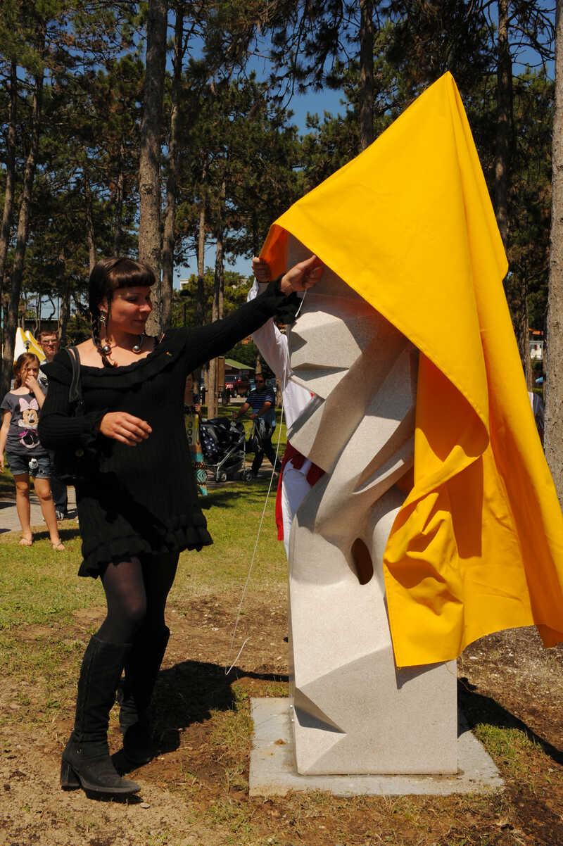Il Pensatore” was created during the 10th International Stone Sculpture Symposium in Lignano, Italy.