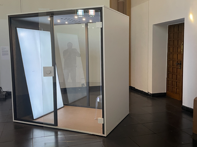 manifesta26 Ayşe Erkmen, Confessional, Privatsphäre-Kabine, Bildschirm, Chat-Programm, ca. 220 × 160 × 160 cm, St. Gertrud Essen