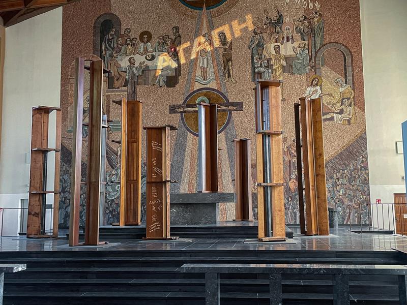 manifesta26 Nasan Tur, Elevation (Erhebung) Ehemalige Kirchenbänke, Holz, Metall, St. Gertrud Essen