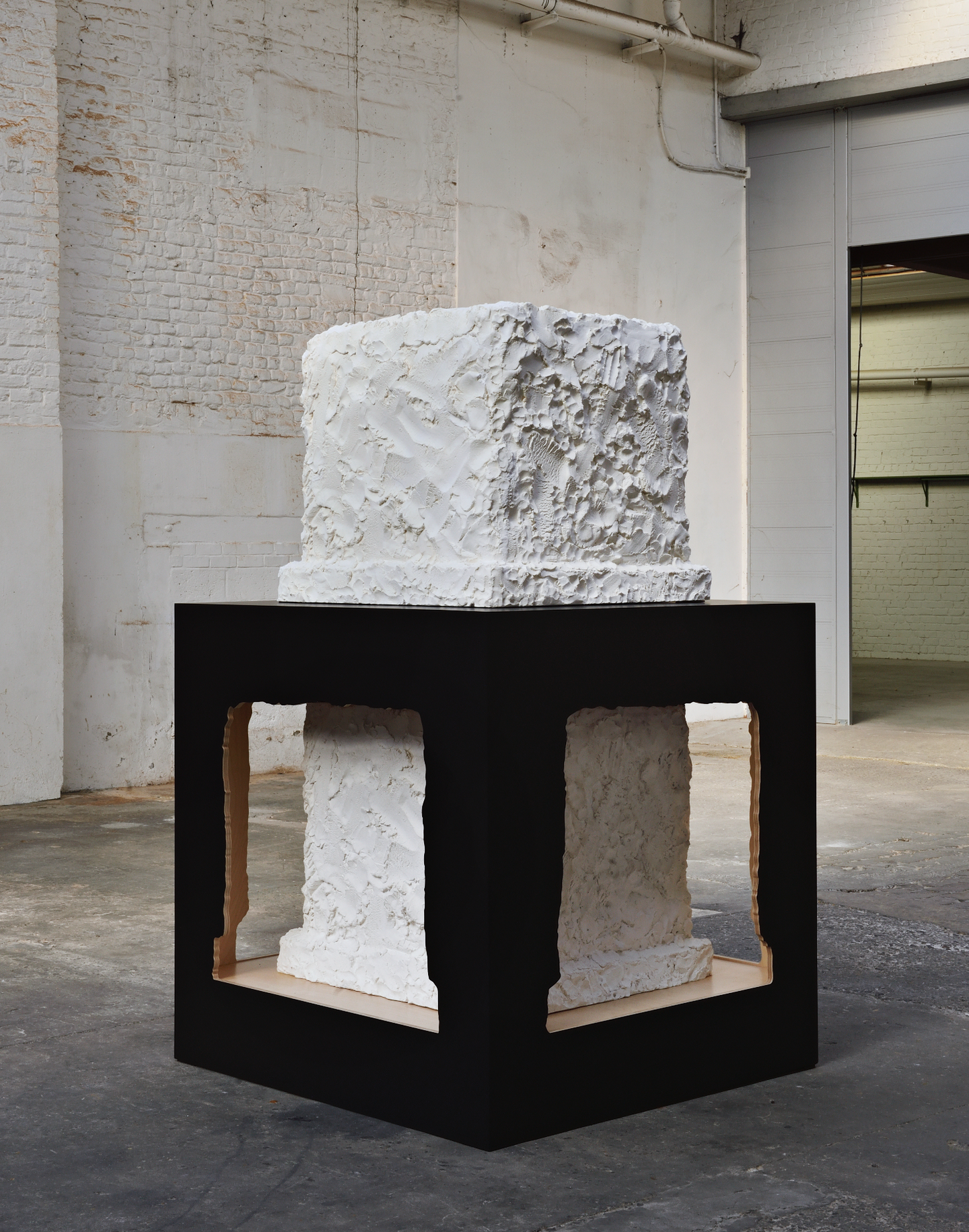 Open Cube # 10, 2020, plÃ¢tre, bois peint, 195 x 120 x 120 cm, Â© Didier Vermeiren, Sabam