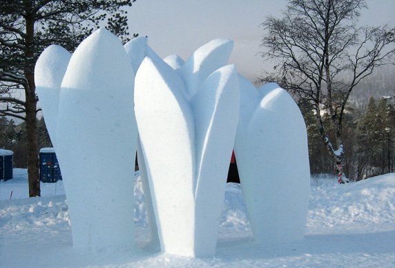 Ilka Raupach, Wildwuchs (2010), Schnee, 300 x 300 x 300 cm, Hovden Snow Festival, Norwegen.