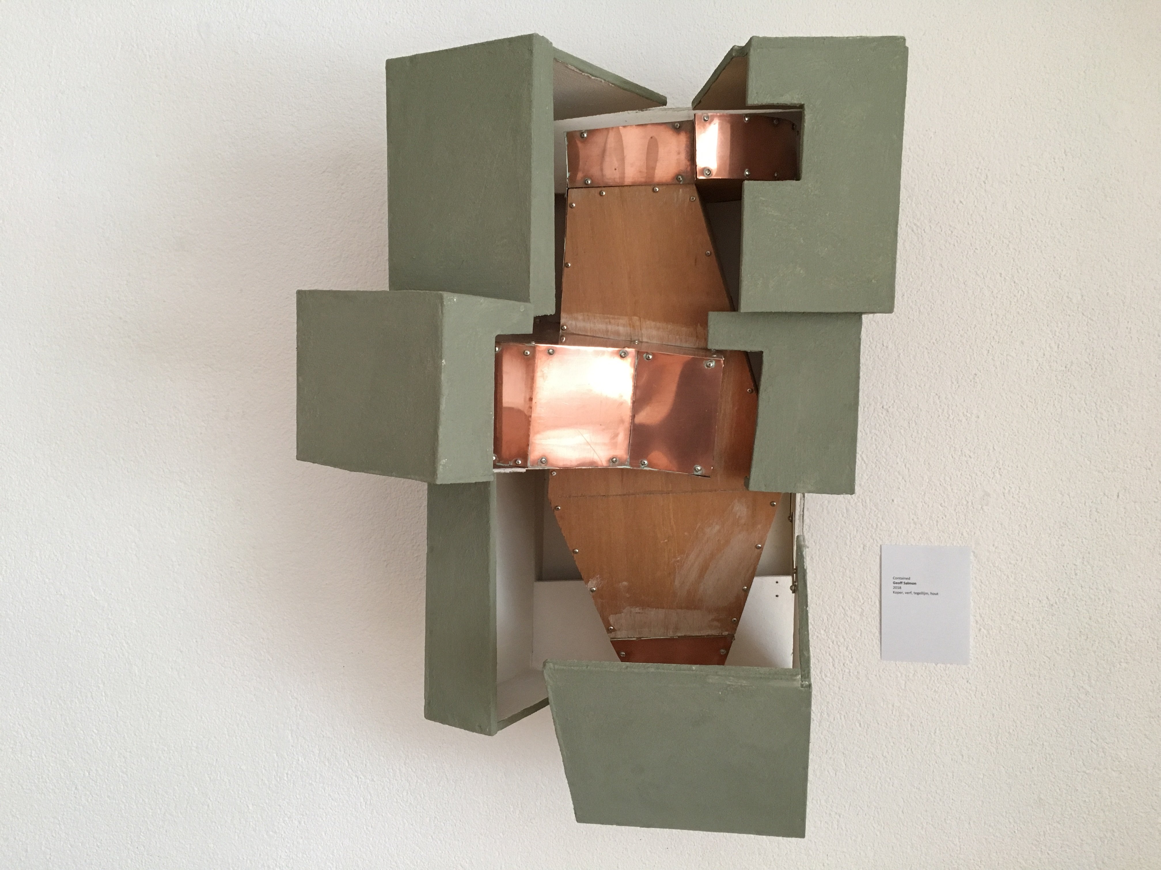 Geoff Salmon, Contained (2018); copper, paint, tile adhesive, wood; 105×60×50 cm;  © De Kunstpraktijk.
