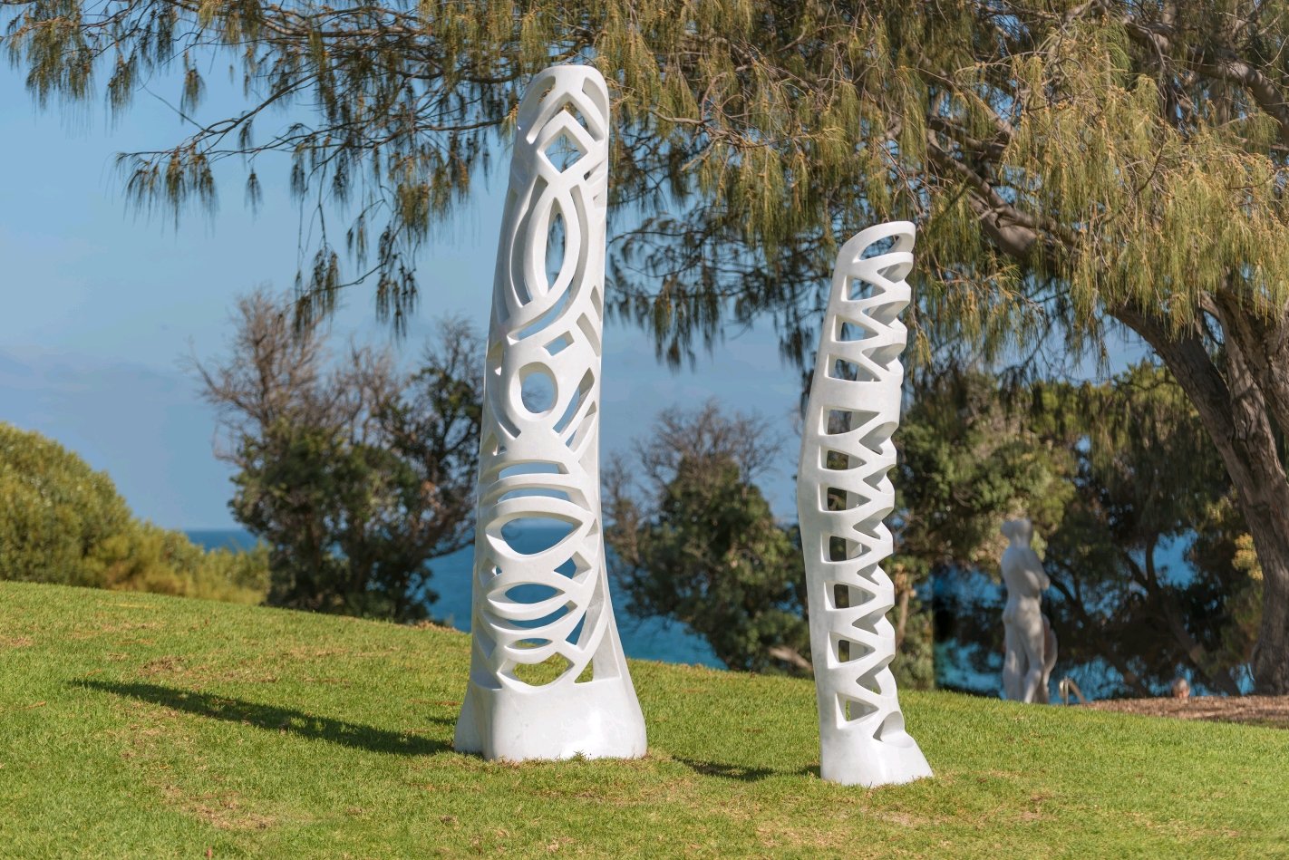 Isabela LLeó Castells, SILENT HOLLOWS I, II, Marmor aus Macael, ca. 250 x 200 cm, Sculpture by the Sea, Cottesloe 2019 ©Richard Watson