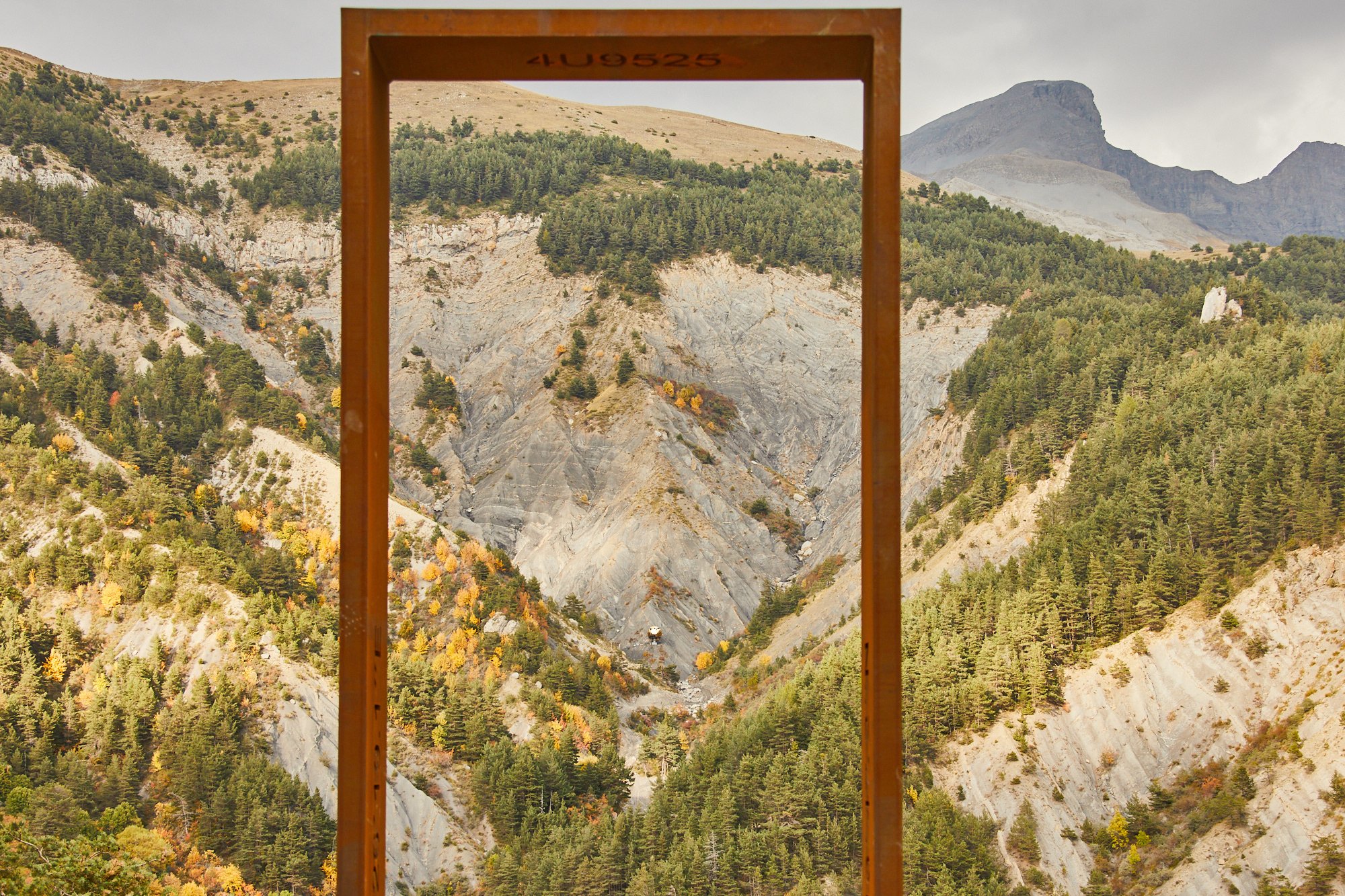 Jürgen Batscheider, Blick durch das Sonnenportal auf die Sonnenkugel (2016/2017), Aluminiumm, Blattgold, Stahl, V2A-Stahl, Holz, Ø 5m. ©Oliver Rössler