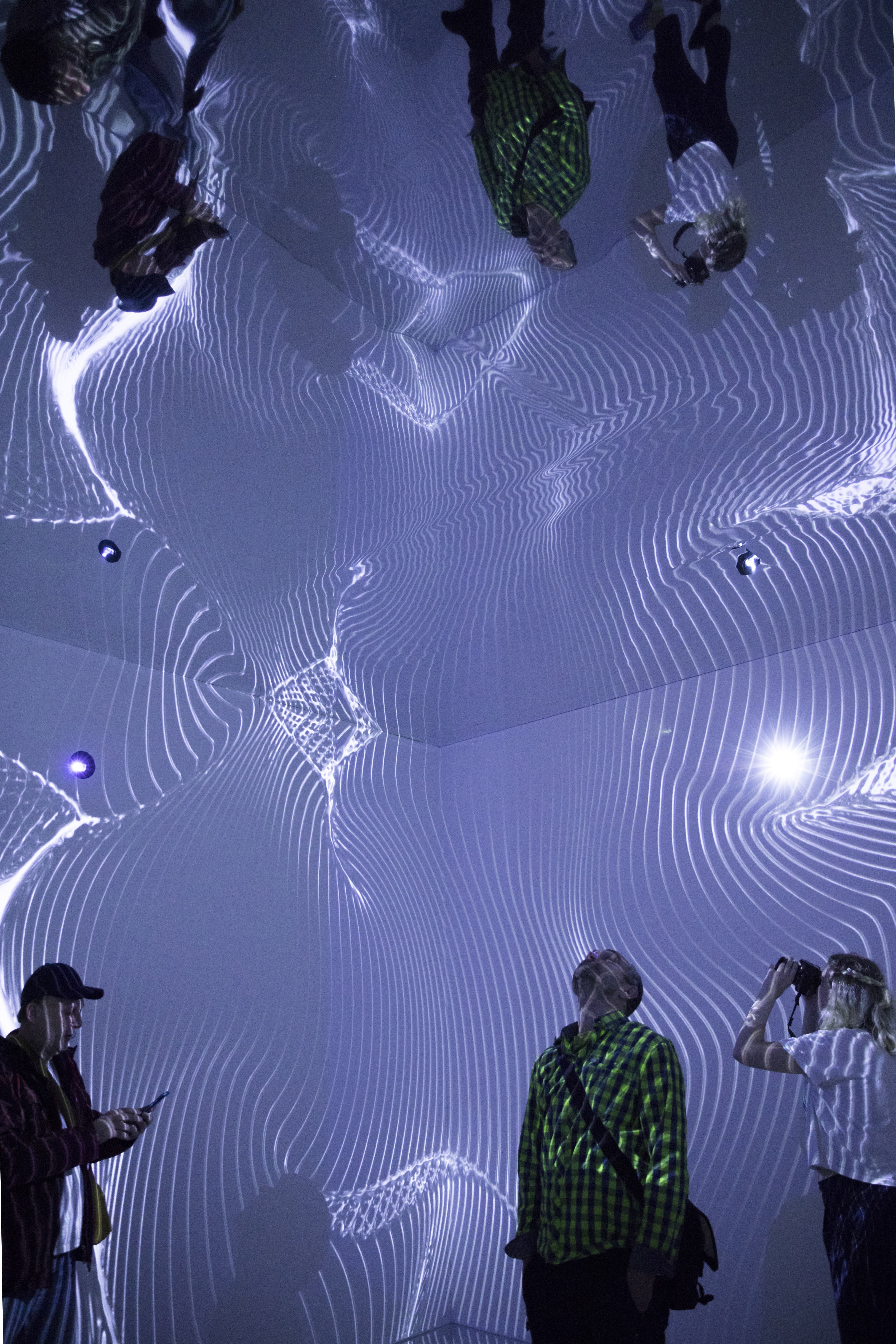 Refik Anadol, Infinity Room (2015), 4-Kanal Video- und Soundinstallation, 12â€™â€™, Ausstellungsansicht Â© ZKM | Zentrum fuÌˆr Kunst und Medien Karlsruhe. Foto: Michelle Mantel
