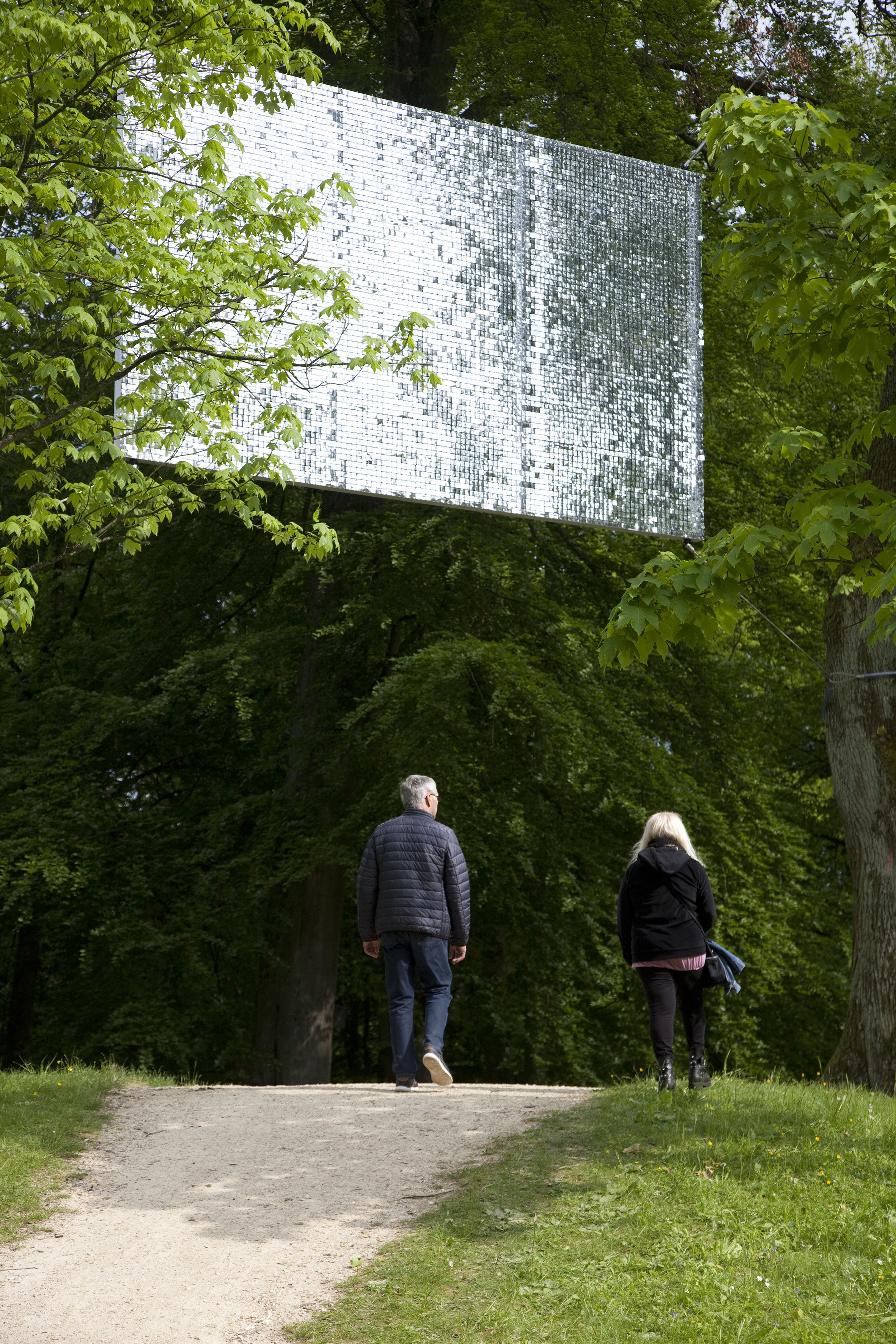 Courtesy Stiftung Blickachsen gGmbH, Bad Homburg, Katarina Löfström,Open Source(16:9), 2019, Aluminium Paillettenpaneele, 518x305x5 cm