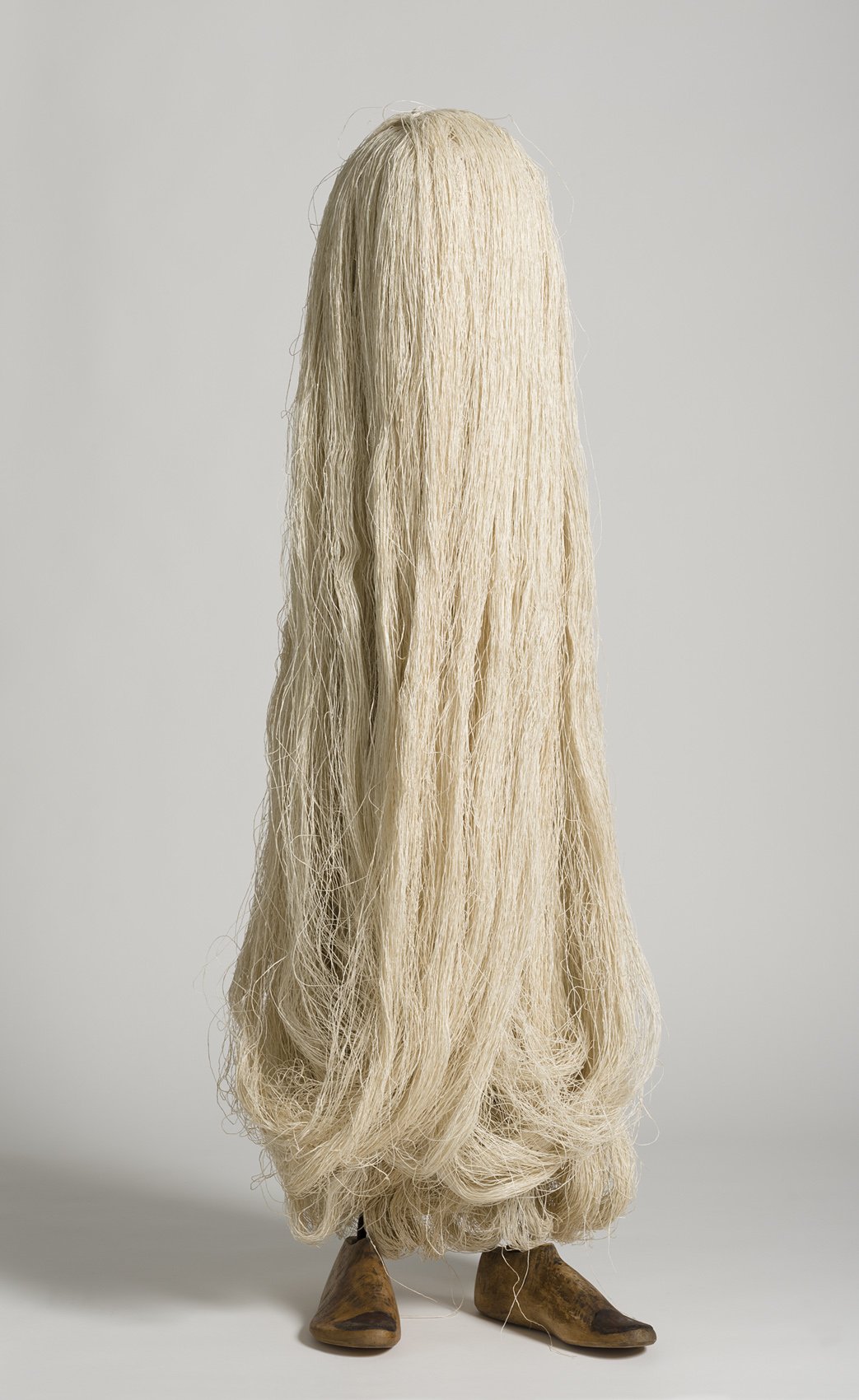 Kaija Poijula, “Coma Berenice”, 2018, linen yarn, old wooden cobbler shoe forms, 115 x 30 x 30 cm