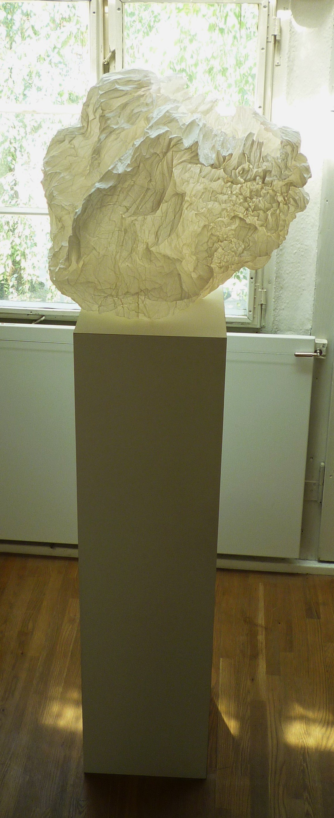 Sibylle Nestrasil, "Missgunst", Seidenpapier, Kleisterrmix, 43 x 38 x 32 cm