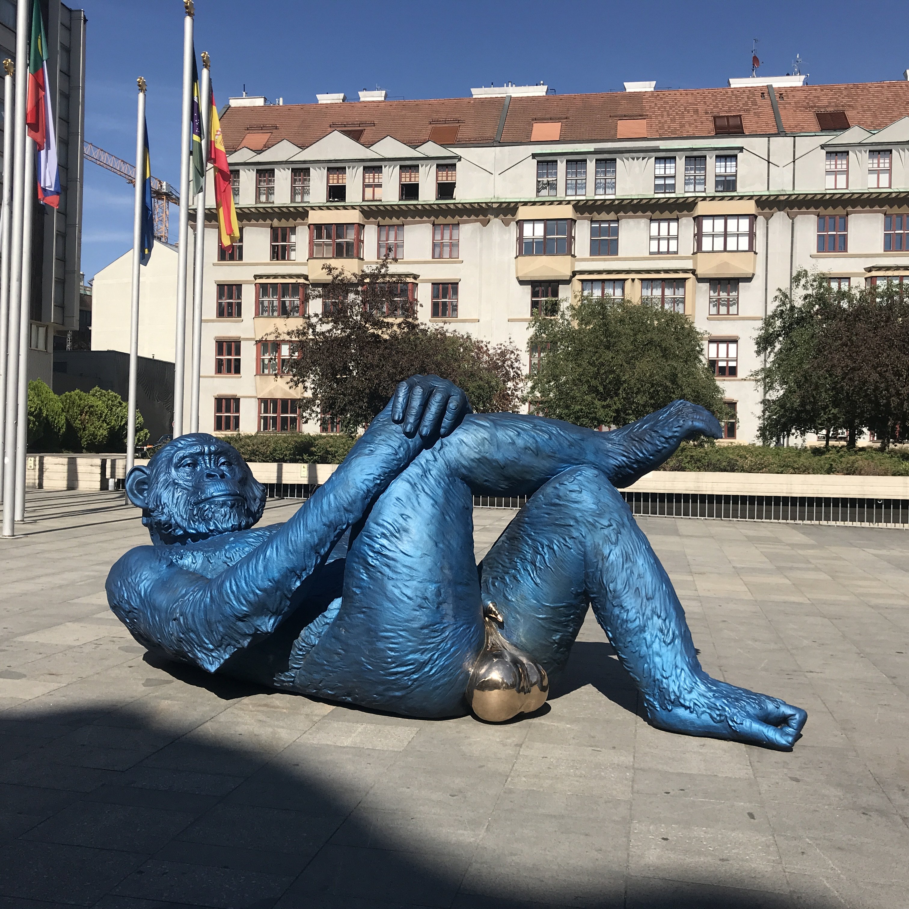 Denis Defrancesco, King Kong Balls Prague, 2019/2020, bronze / blue patina. 2,25 x 5,04 x 2,10 m