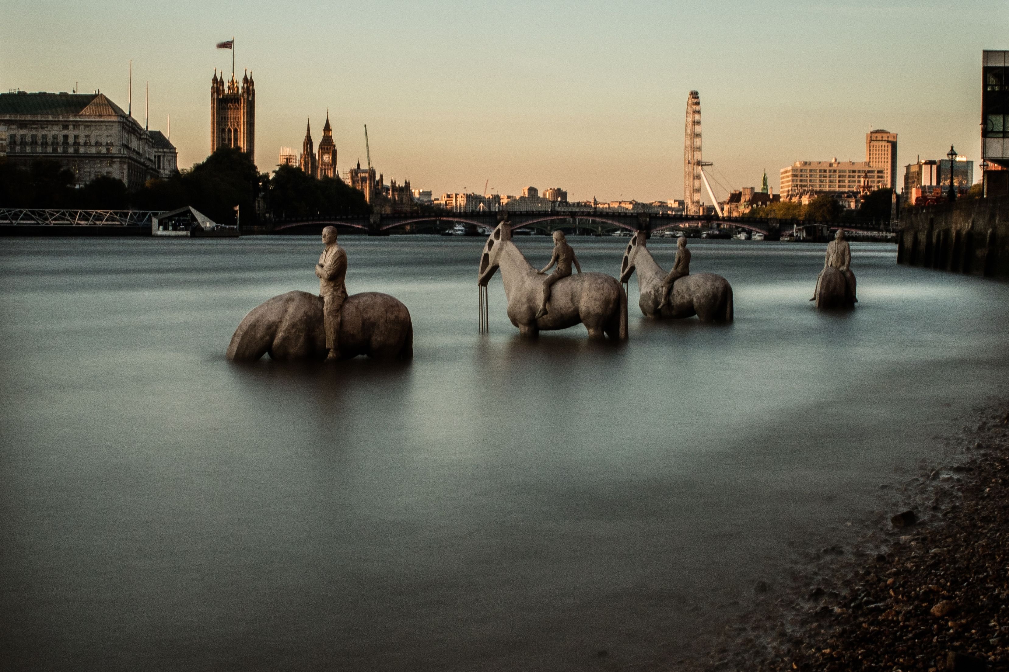 Jason deCaires Taylor "The Rising Tide", 2016, Themse Flußbett, London, pH-neutraler Zement, Edelstahl, Schotter