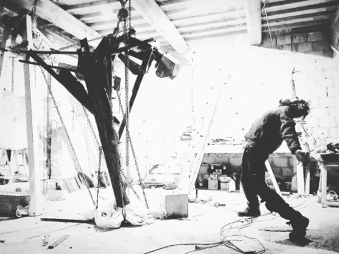 Ivan Cremer in seinem Studio in Leipzig mit der Figur des Apollo