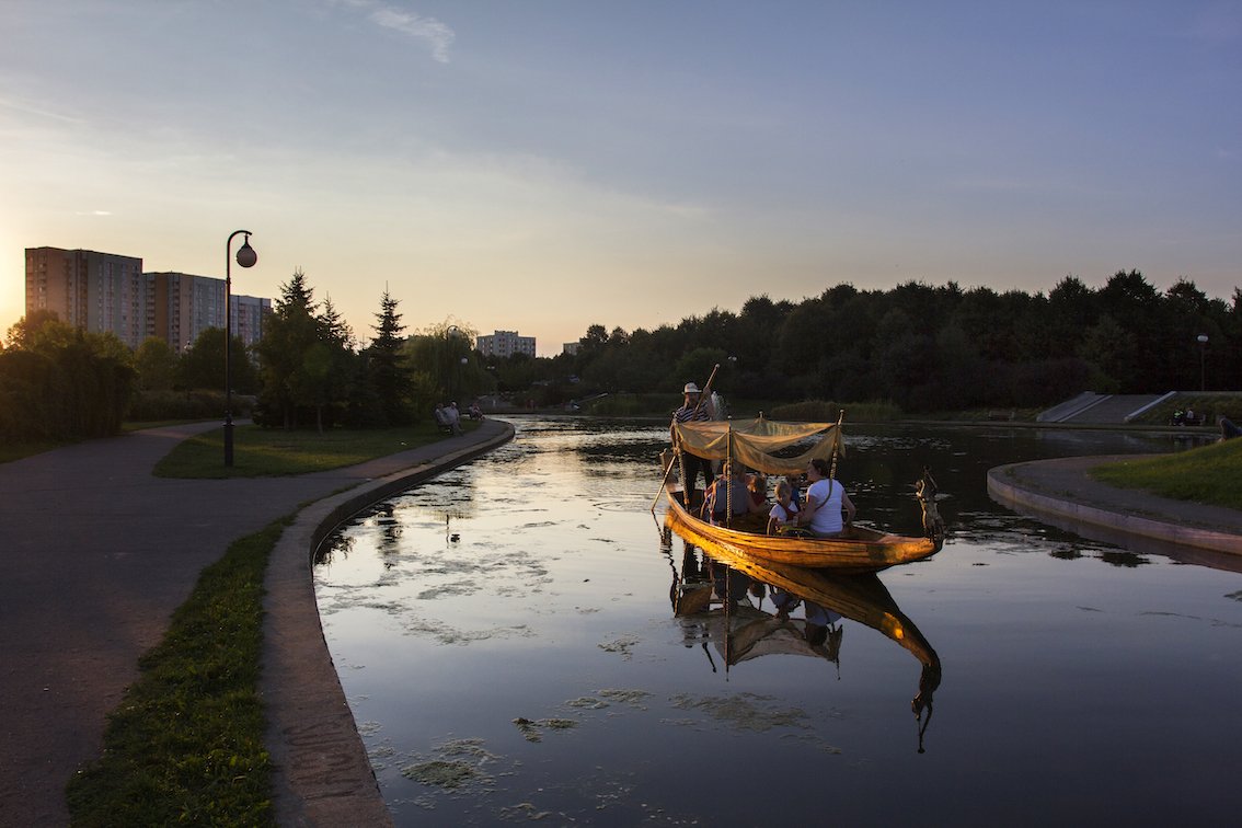 Paweł Althamer, Gondola (2013), performance, Bródno Sculpture Park Warsaw. Photo: Marta Górnicka / Museum of Modern Art Warsaw