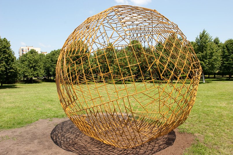 Monika Sosnowska, Grating (2009), rebars, paint layer (industrial paint), reinforced concrete foundations, 400 × 400 × 400 cm, Bródno Sculpture Park Warsaw. Photo: Bartosz Stawiarski / Museum of Modern Art Warsaw