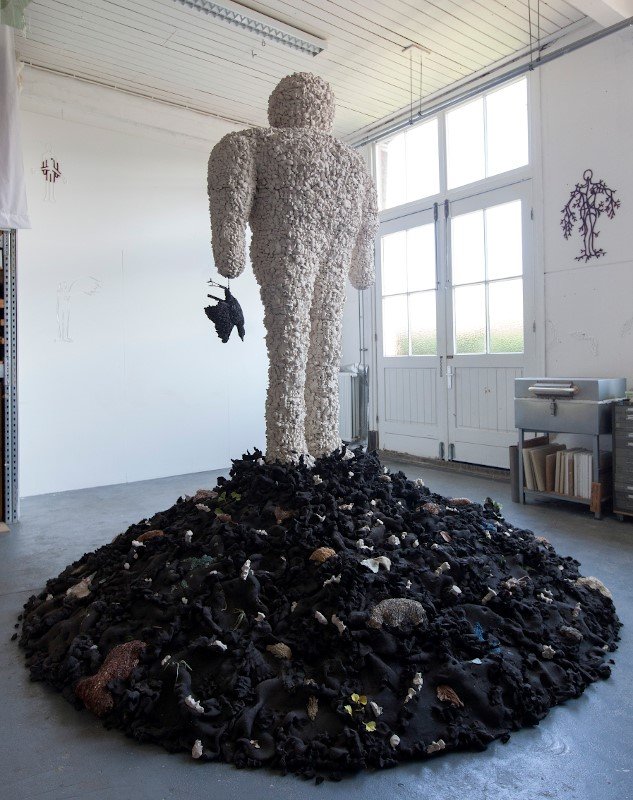 Fleur van den Berg, Golem, boneman (2008-2019) ceramics, height 310 cm, diameter 300 cm