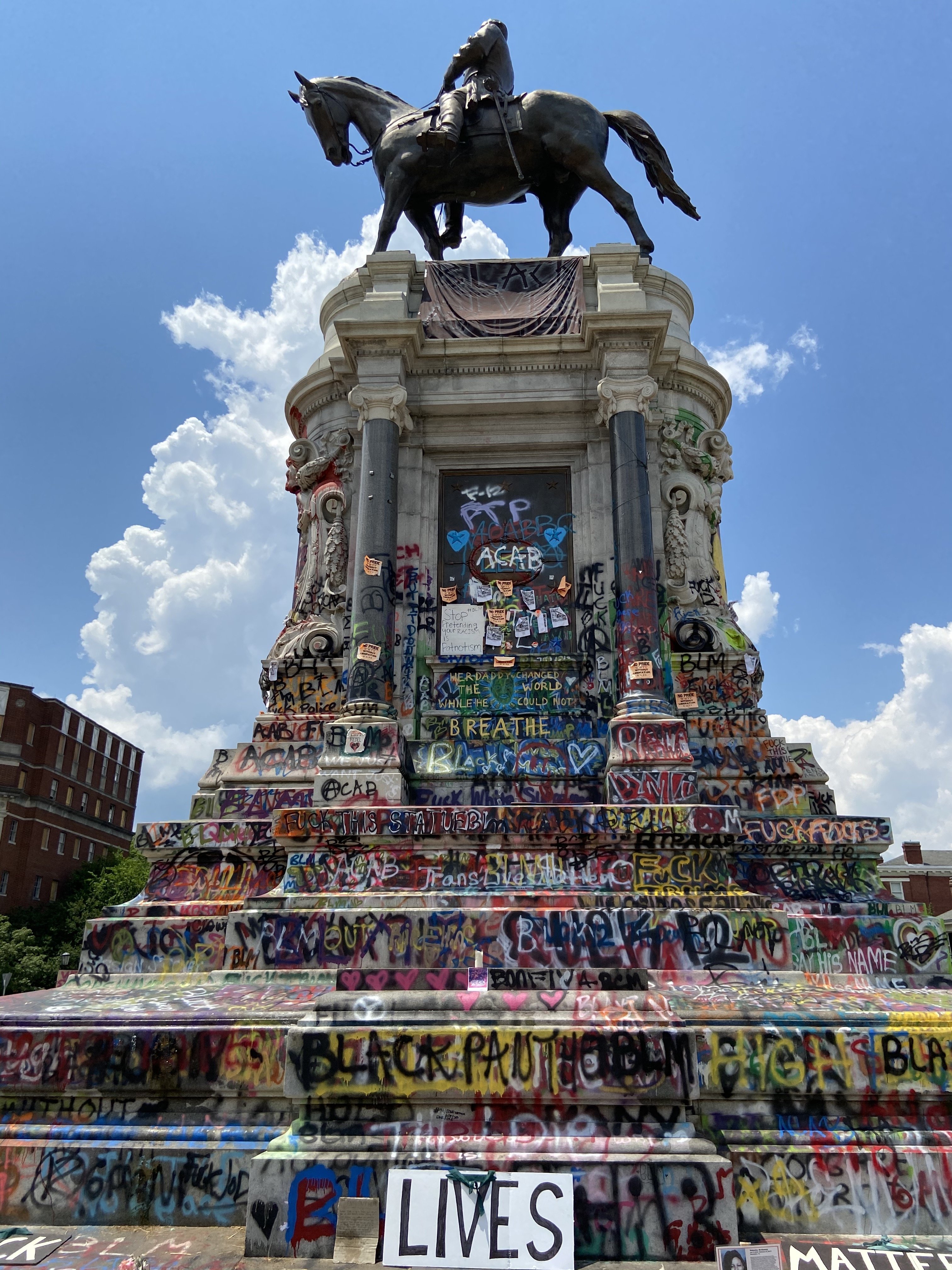 Denkmal des SÃ¼dstaaten-Generals Robert E. Lee in Richmond, Virginia, nach Black-Lives-Matter-Protesten im Juli 2020. Foto: Mk17b