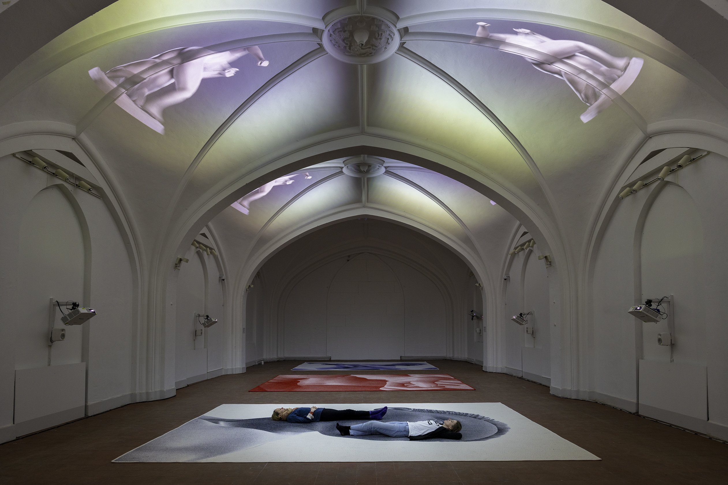 Ditte Ejlerskov: The Cult of Oxytocin 6 in Nikolaj Kunsthal (2022), Photo: Jan Søndergaard, In the picture: Video-Installation The Gateway (2022)