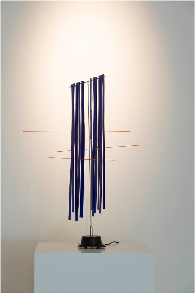 Knopp Ferro, Blue poetry 16:56, 2021, Edelstahl, Aluminium, ultramarinblaue Farbe, elektronischer Motor, 78 x 54 x 22 cm